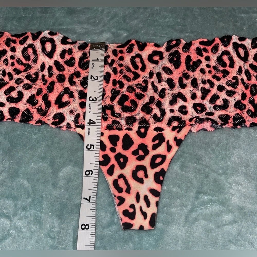 Victoria’s Secret PINK No-Show Seamless Thong Leopard Print Size Medium - Picture 7 of 7